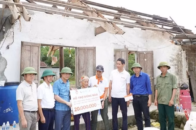 Hoạt động chung tay cùng hộ dân ở tỉnh Nghệ An khắc phục hậu quả thiên tai.