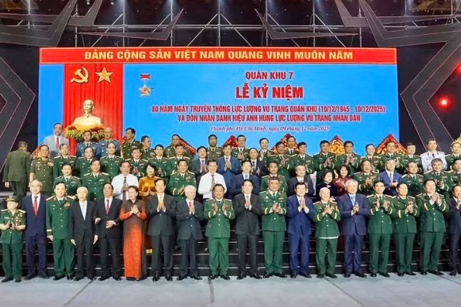 Đại biểu chụp ảnh lưu niệm tại Lễ kỷ niệm 80 năm Ngày truyền thống Lực lượng vũ trang Quân khu 7.