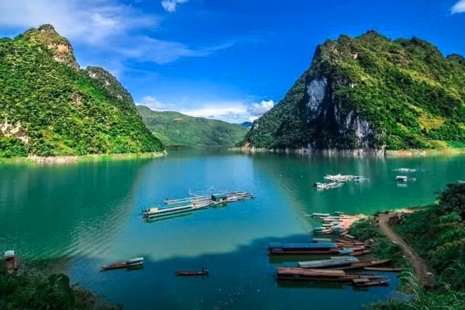 Tham quan lòng hồ trên núi Tủa Thàng hiện thu hút đông du khách về địa bàn.
