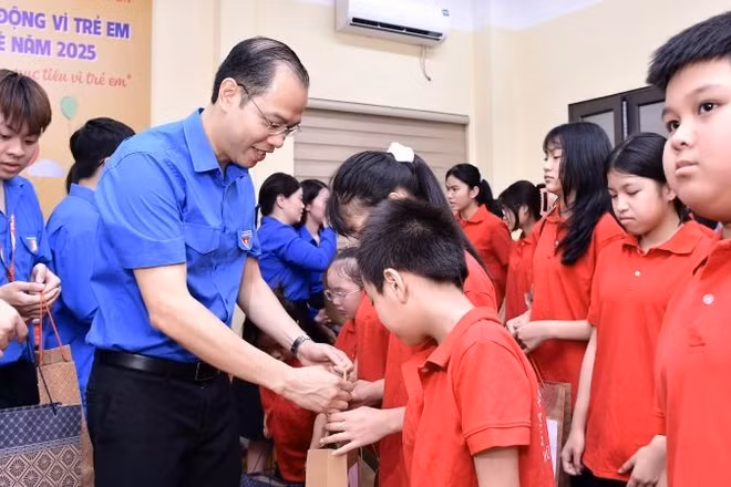 Bí thư Đoàn Thanh niên thành phố Hà Nội Nguyễn Tiến Hưng thăm, trao quà động viên thiếu nhi hoàn cảnh khó khăn trên địa bàn phường Đống Đa (Hà Nội).