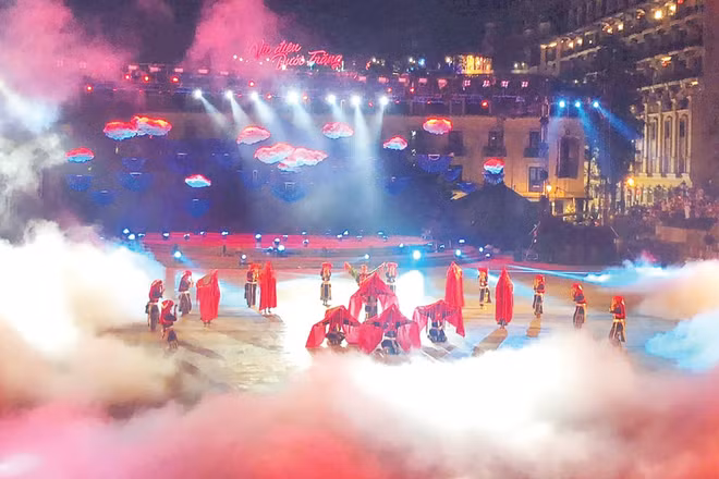 Một chương trình biểu diễn nghệ thuật quy mô tại Sa Pa. (Ảnh LỮ MAI)