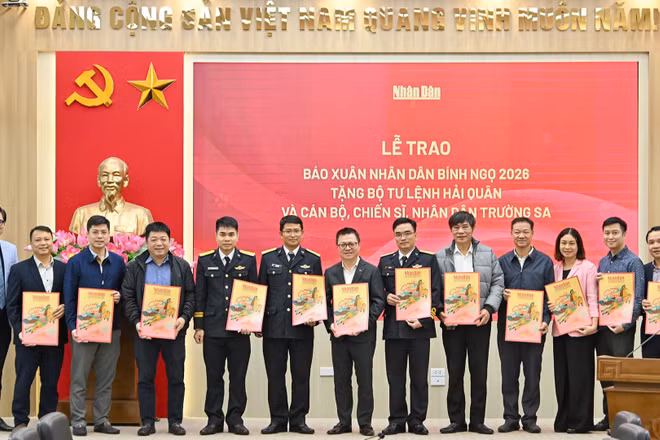 [Ảnh] Lễ trao Báo Xuân Nhân Dân 2026 tặng cán bộ, chiến sĩ biên giới, hải đảo