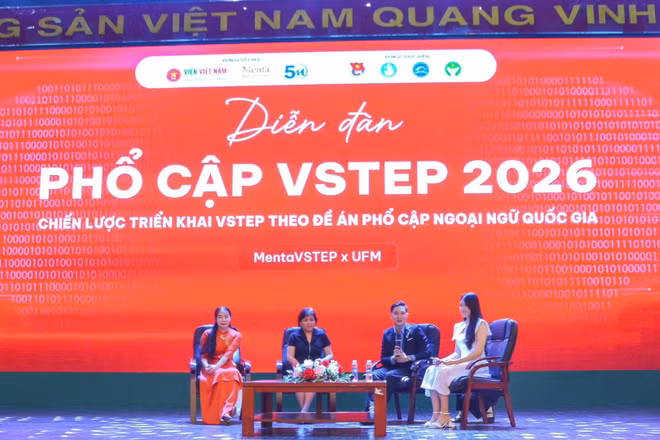 Các giám khảo tham gia phiên thảo luận và giải đáp thắc mắc VSTEP cho sinh viên.