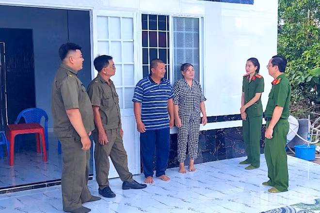 Lực lượng Công an xã và an ninh, trật tự cơ sở xã Phong Hiệp (tỉnh Cà Mau) chia sẻ niềm vui an cư đến gia đình ông Lý Văn Dũng, ngụ ấp 3, xã Phong Hiệp.