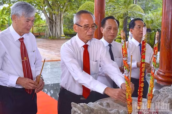 Lãnh đạo tỉnh Cà Mau thắp hương tại Nghĩa trang Liệt sĩ tỉnh tại xã Hòa Bình. 