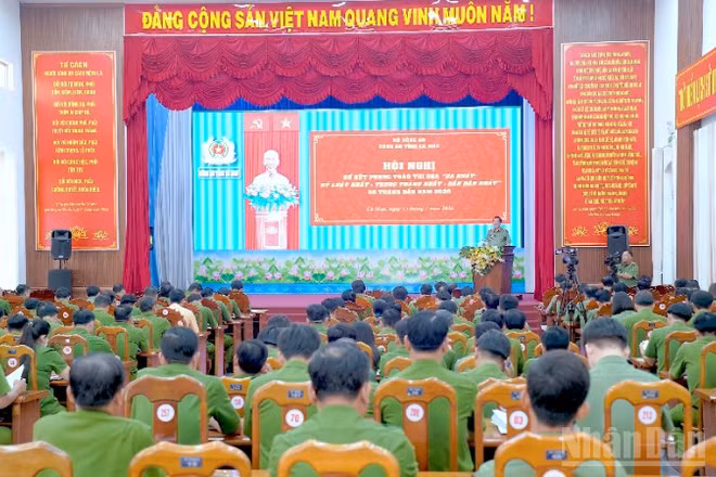 Quang cảnh hội nghị sơ kết phong trào thi đua “Ba nhất” của Công an Cà Mau.