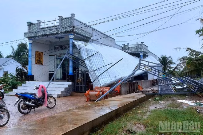 Nhà dân trên địa bàn xã Trần Văn Thời (tỉnh Cà Mau) bị hư hỏng do dông lốc.