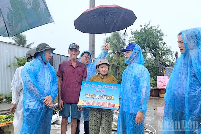 Đoàn công tác của Ủy ban Mặt trận Tổ quốc Việt Nam tỉnh Cà Mau trao hỗ trợ bước đầu cho hộ dân bị ảnh hưởng bởi thiên tai trên địa bàn xã Khánh Bình.
