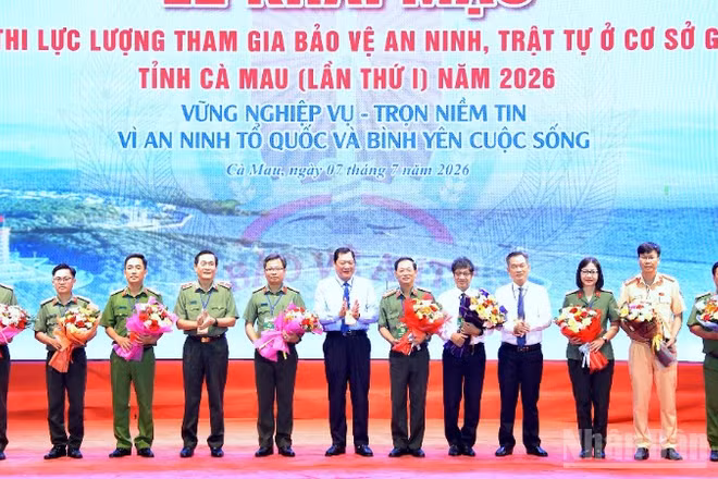Ban Chỉ đạo Hội thi cấp tỉnh tặng hoa chúc mừng Ban Giám khảo và Tổ Thư ký hội thi.