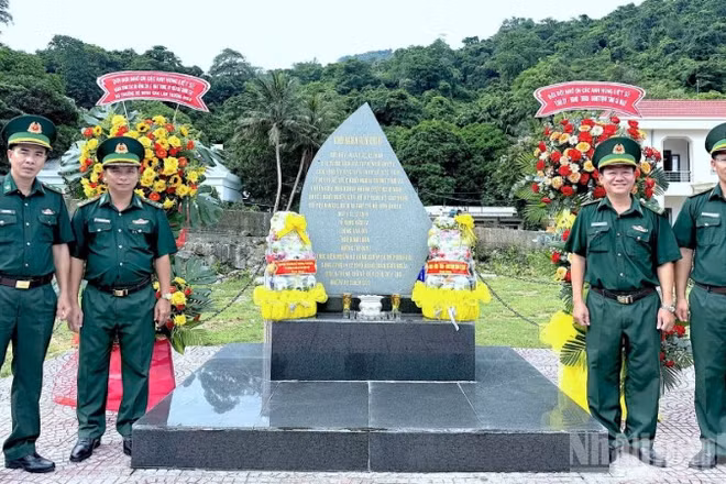 Hoạt động dâng hoa, dâng hương tưởng niệm tại Bia khởi nghĩa Hòn Khoai, tỉnh Cà Mau.