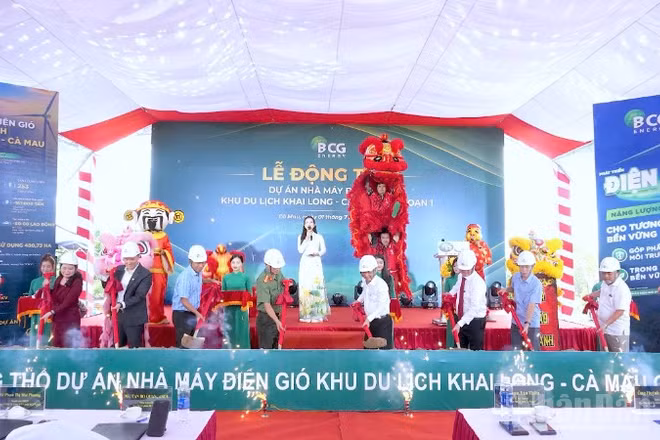 Lãnh đạo tỉnh Cà Mau và chủ đầu tư thực hiện nghi thức động thổ Dự án Nhà máy điện gió Khu du lịch Khai Long-Cà Mau Giai đoạn 1.