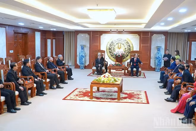 Quang cảnh buổi gặp gỡ giữa Đặc sứ của Đức Thánh Cha Leo XIV, cùng đoàn đại biểu Tòa Thánh Vatican với lãnh đạo tỉnh Cà Mau.