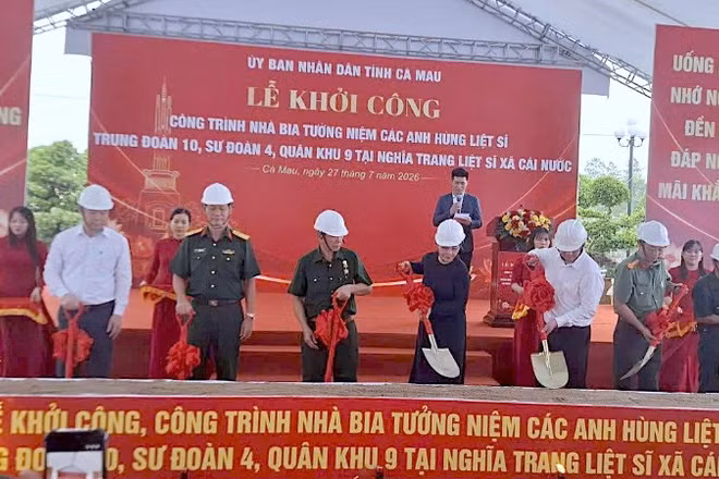 Các đại biểu thực hiện nghi thức khởi công Nhà Bia tưởng niệm các Anh hùng liệt sĩ Trung đoàn 10.