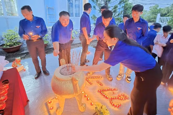 Hoạt động thắp nhang tri ân tại các nghĩa trang, bia ghi danh của Tuổi trẻ phường Lý Văn Lâm, tỉnh Cà Mau.