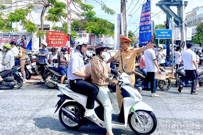 Cảnh sát giao thông Cà Mau điều tiết, phân luồng giao thông để tạo điều kiện cho các thí sinh hôm diễn ra kỳ thi.