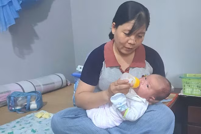 Trong khi chờ người thân, bé bị bỏ rơi tạm thời được gia đình người dân phát hiện sự việc ban đầu tại xã Vĩnh Lộc chăm sóc, nuôi dưỡng. (Ảnh: Châu Pha)