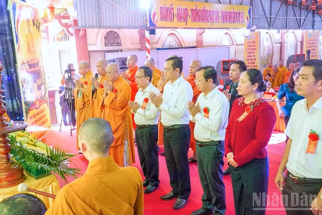 Các đại biểu thực hiện nghi thức động thổ công trình tu bổ Di tích quốc gia chùa Phật Tổ tại Cà Mau.