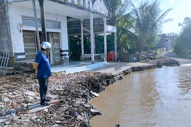 Khu vực sạt lở đất dọc tuyến sông Trại Lưới (thuộc ấp Xẻo Sao, xã Đất Mới) khiến hơn 30m đất bờ sông bị đổ ập xuống nước, đe dọa trực tiếp đến nhà ở của người dân.