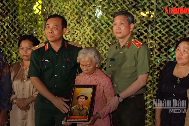 [Video] Xúc động khoảnh khắc tái hiện cuộc đoàn viên của liệt sĩ Huỳnh Văn Quên sau gần 60 năm