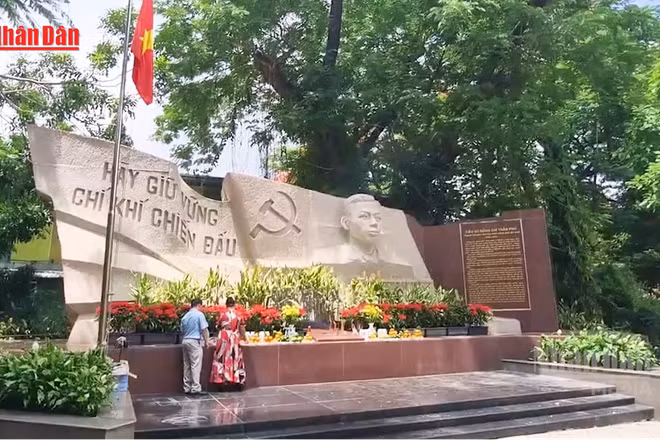 [Video] Người dân TP Hồ Chí Minh dâng lễ tri ân các anh hùng liệt sĩ tại Công viên Lê Thị Riêng