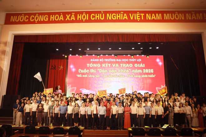 Lãnh đạo Trường đại học Thủy lợi chụp ảnh lưu niệm cùng các đội thi đạt giải tại Chung kết Cuộc thi “Dân vận khéo” năm 2026.