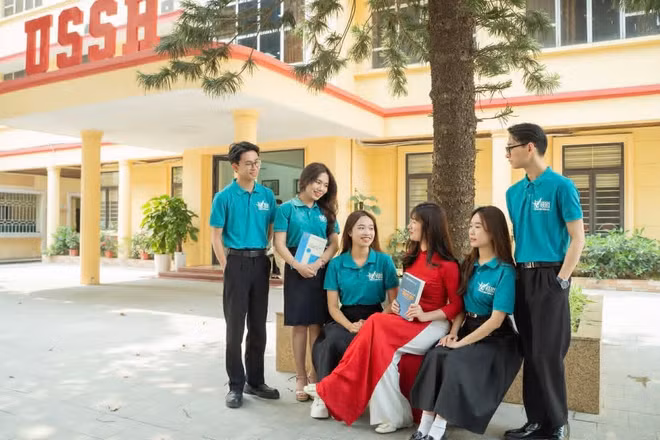 Sinh viên Trường đại học Khoa học Xã hội và Nhân văn (Đại học Quốc gia Hà Nội) cùng trợ lý đào tạo khoa học trao đổi học tập. 