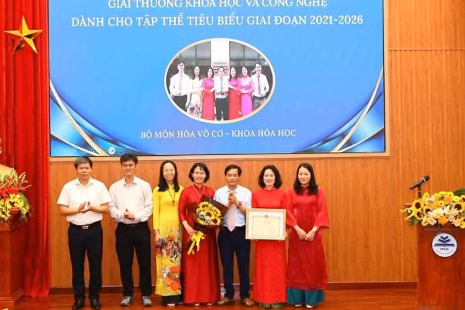 Nhiều tập thể được vinh danh, trao thưởng.