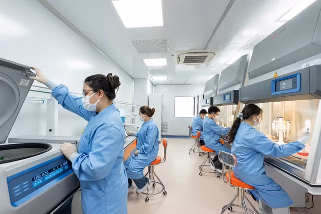 Hoạt động nghiên cứu khoa học tại phòng thí nghiệm của Đại học Phenikaa. (Ảnh: Phenikaa)