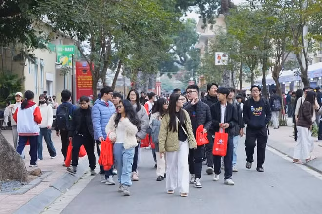 Chương trình nhận được sự quan tâm của đông đảo sinh viên và học sinh.