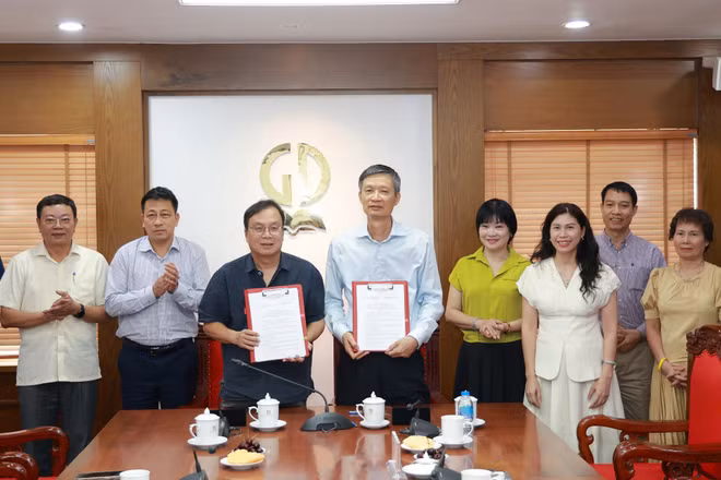 Đại diện hai đơn vị trao thỏa thuận hợp tác về phối hợp rà soát, đánh giá chuyên môn và hoàn thiện sách điện tử, sách số, học liệu số.
