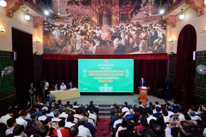 Quang cảnh Hội thảo khoa học quốc gia “Từ Đại học Đông Dương đến Đại học Quốc gia Hà Nội: Truyền thống 120 năm đào tạo tinh hoa”.
