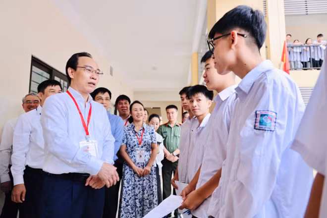 Bộ trưởng Giáo dục và Đào tạo Hoàng Minh Sơn trò chuyện, động viên thí sinh trước giờ làm bài môn Ngữ văn, Kỳ thi tốt nghiệp trung học phổ thông năm 2026. 