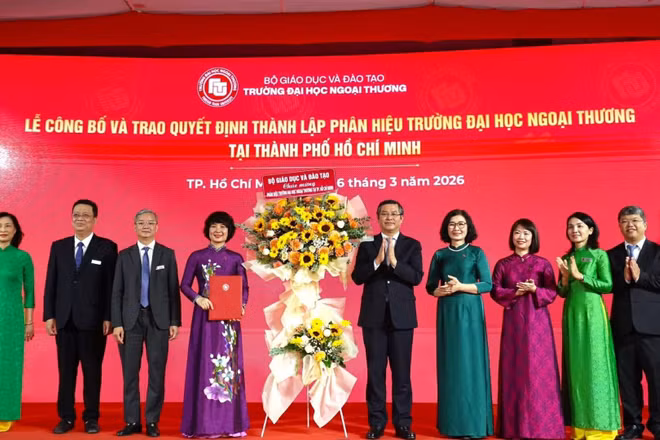 Thứ trưởng Giáo dục và Đào tạo Nguyễn Văn Phúc trao quyết định thành lập Phân hiệu Trường đại học Ngoại thương tại Thành phố Hồ Chí Minh cho lãnh đạo nhà trường.