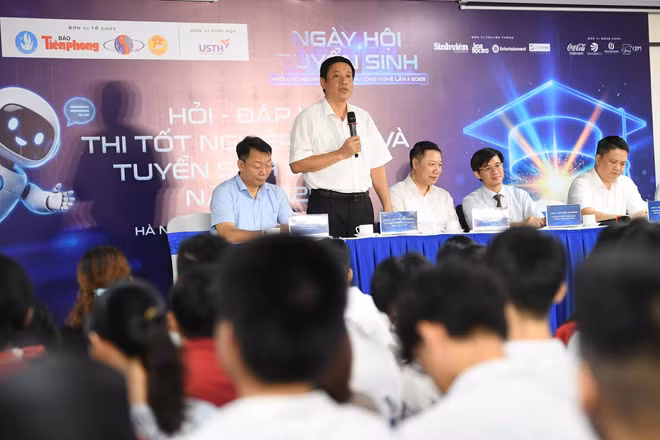 Đại diện Bộ Giáo dục và Đào tạo, Sở Giáo dục và Đào tạo Hà Nội cùng các trường đại học giải đáp mọi thắc mắc của học sinh. 