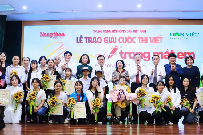 Các đại biểu chụp ảnh cùng các tác giả đạt giải Cuộc thi viết "Ngày mai trong mắt em". 