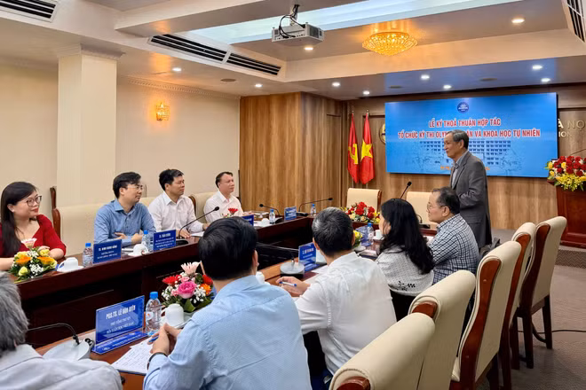 Quang cảnh Lễ ký kết thỏa thuận hợp tác về việc tổ chức Kỳ thi Olympic Toán học và Khoa học tự nhiên dành cho học sinh phổ thông.