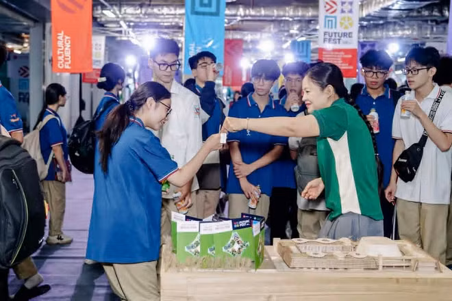 Học sinh, sinh viên được trải nghiệm tại ngày hội. 