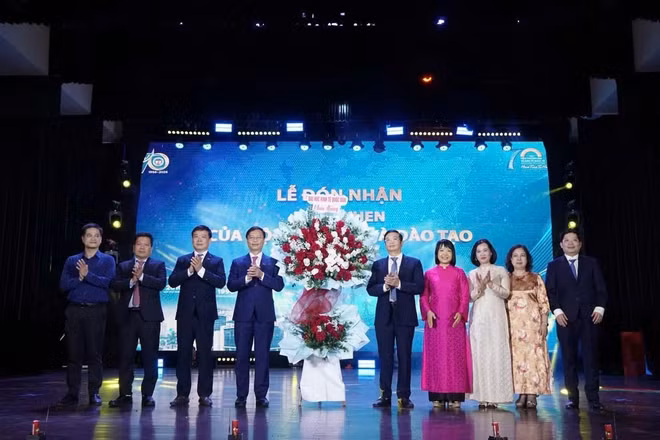 Lãnh đạo Đại học Kinh tế Quốc dân tặng hoa chúc mừng Viện Thương mại và Kinh tế quốc tế. (Ảnh: NEU)