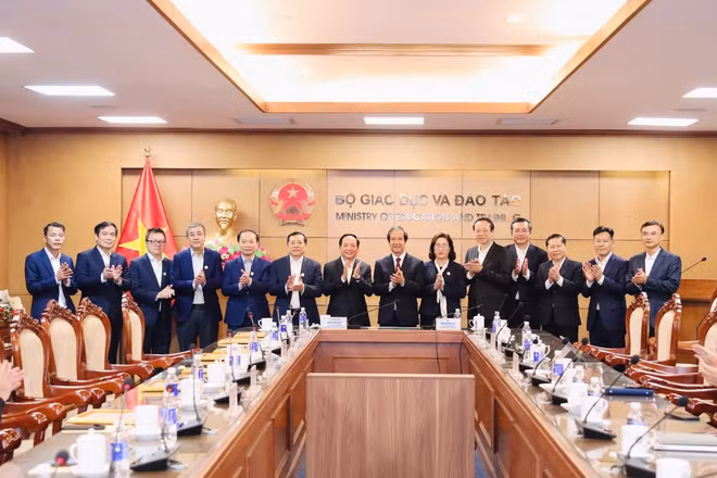 Các đại biểu chụp ảnh lưu niệm tại buổi gặp mặt. (Ảnh: NGUYỄN MẠNH)