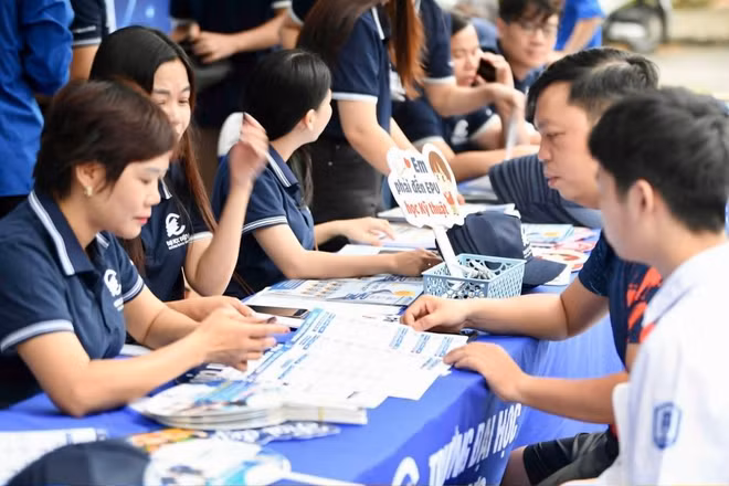 Học sinh và phụ huynh nghe tư vấn tại Ngày hội tuyển sinh khối các ngành khoa học và công nghệ lần thứ 2 năm 2026.