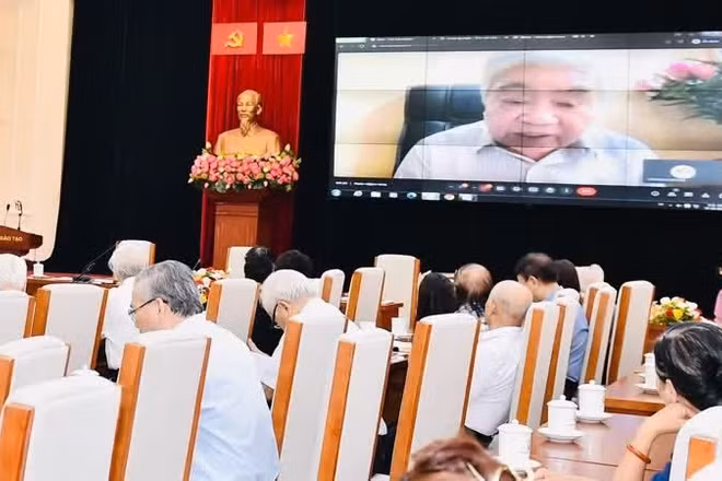 Giáo sư, Viện sĩ, Nhà giáo Nhân dân Phạm Minh Hạc tham dự trực tuyến Hội thảo khoa học “Giáo sư, Viện sĩ, Nhà giáo Nhân dân Phạm Minh Hạc với sự phát triển khoa học giáo dục Việt Nam” tổ chức năm 2024. (ẢNH: MOET) 
