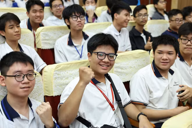 Các thí sinh tham dự khai mạc kỳ thi chọn học sinh giỏi Trung học phổ thông cấp Trường đại học Sư phạm Hà Nội. (Ảnh: THANH TÙNG)
