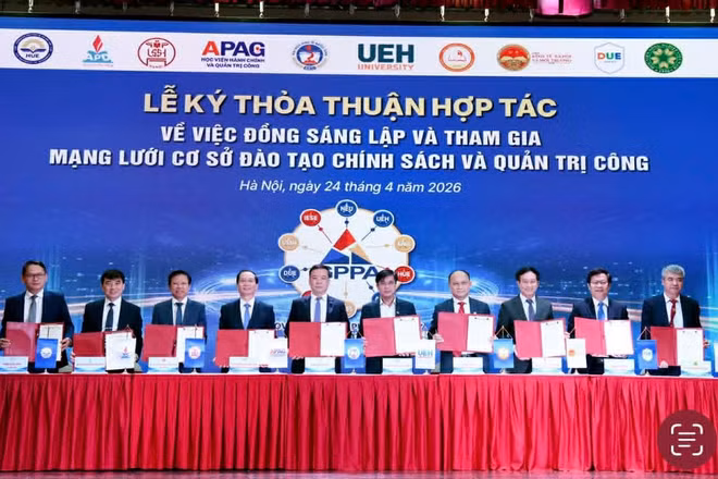 Lễ ký thỏa thuận hợp tác về việc đồng sáng lập và tham gia Mạng lưới cơ sở đào tạo chính sách và quản trị công. (Ảnh: TUẤN ANH)
