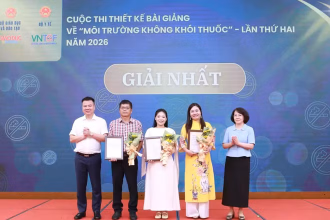 Ban tổ chức trao giải Nhất cho các tác giả, nhóm tác giả có bài giảng xuất sắc tại Cuộc thi thiết kế bài giảng về “Môi trường không khói thuốc” lần thứ hai năm 2026.
