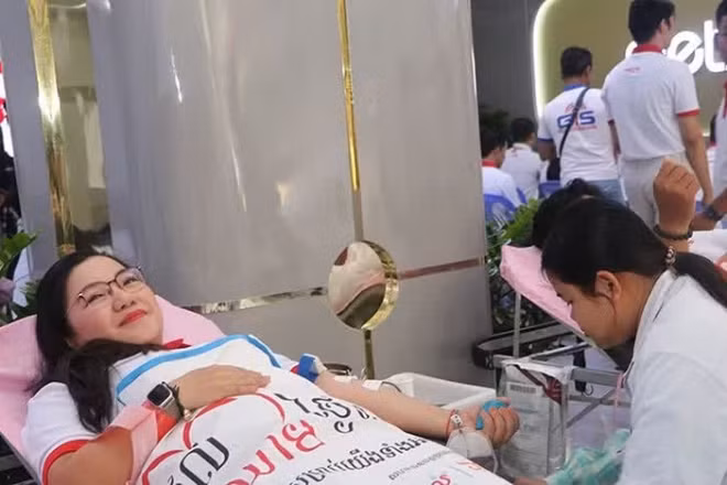 Chị Ngô Thị Quý, cán bộ công ty Metfone tham gia hiến máu nhân đạo. (Ảnh: NGUYỄN HIỆP)