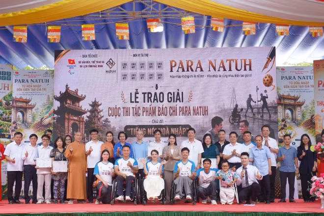 Ban tổ chức và vận động viên chụp ảnh lưu niệm cùng các tác giả đạt giải tác phẩm báo chí Para Natuh “Tiếng nói hòa nhập”.