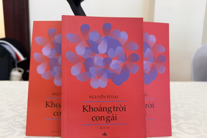 Tập kịch bản vở kịch dân ca ví, giặm "Khoảng trời con gái" của nhà thơ Nguyễn Sĩ Đại.