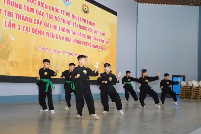 Biểu diễn võ tại Kỳ thi nâng đai võ thuật năm 2026 tại Nhà văn hóa đa năng Bệnh viện đa khoa Hùng Vương, tỉnh Phú Thọ.