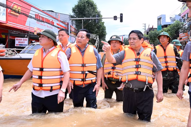 Thủ tướng Phạm Minh Chính yêu cầu cấp bách triển khai các biện pháp ứng phó mưa lũ. (Ảnh: TRẦN HẢI)