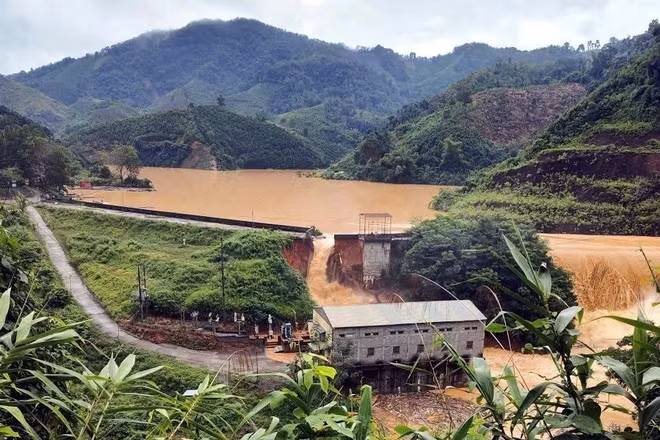 Hiện trường đập thủy điện Bắc Khê (Lạng Sơn) bị vỡ chiều 7/10/2025. (Ảnh: TTXVN)